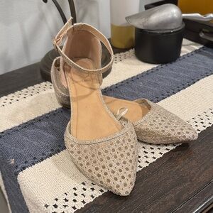 Daisy Fuentes Tan Mesh Pointed Flats